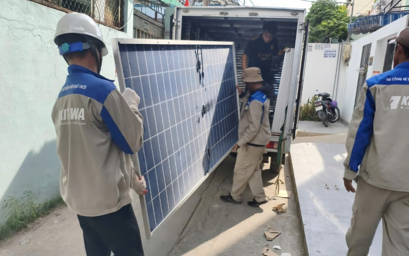 Đội ngũ kỹ thuật KITAWA thực hiện lắp đặt hệ thống tấm pin