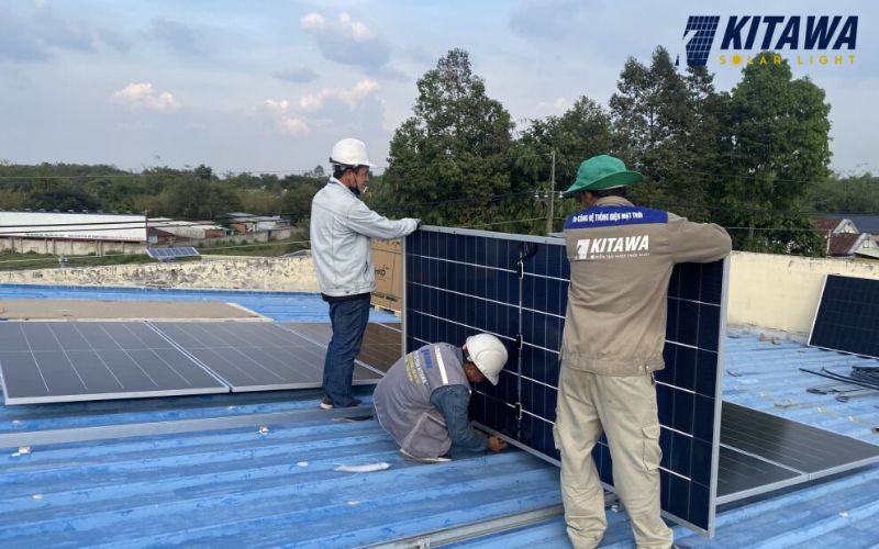 Kỹ sư tại KITAWA lắp đặt điện mặt trời cho khách hàng