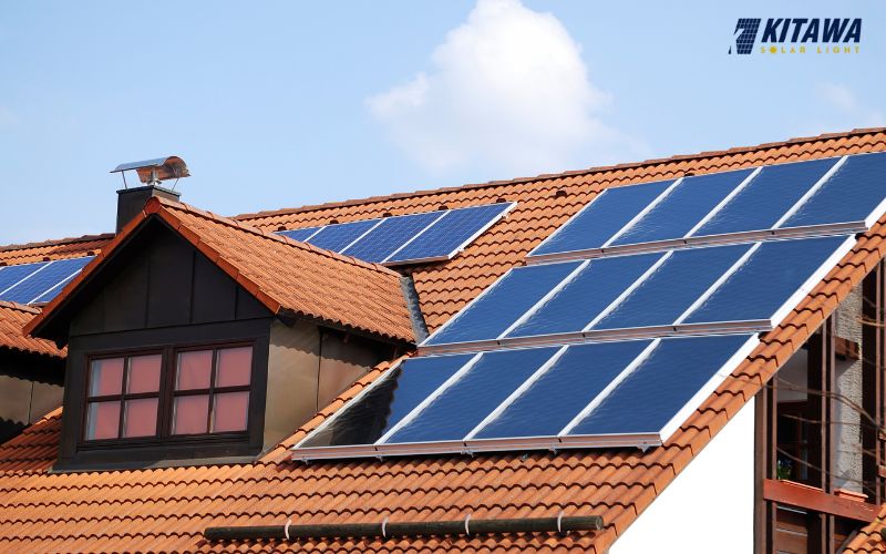 Lắp tấm pin năng lượng mặt trời trên mái nhà