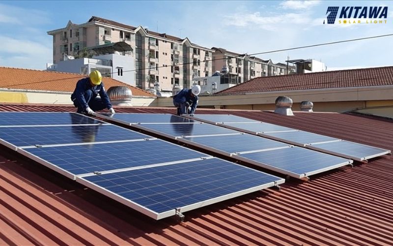 tự lắp đặt tấm pin năng lượng mặt trời trên mái ngói