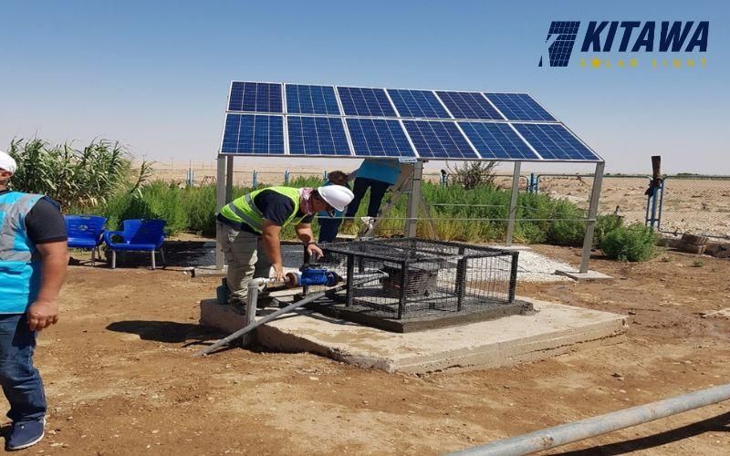 lắp đặt tấm pin vào hệ thống máy bơm