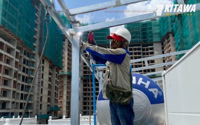 Nhân viên đang lắp đặt khung giàn