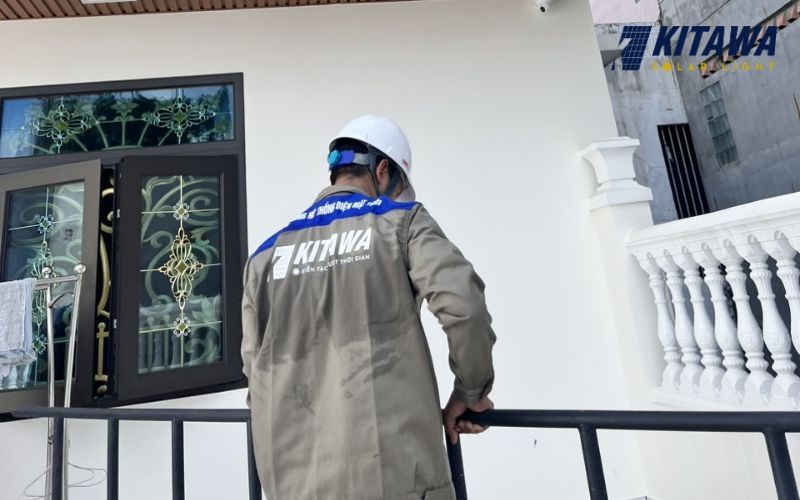 Nhân viên lắp đặt điện mặt trời