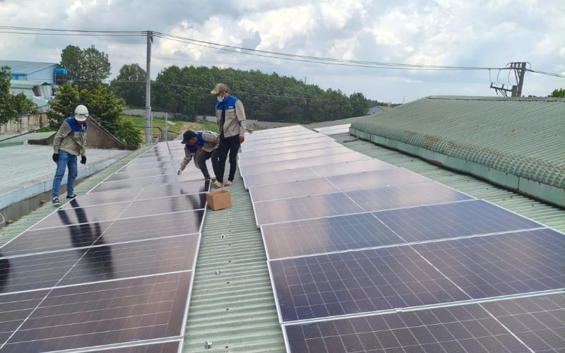 Đội ngũ kỹ thuật KITAWA thực hiện lắp đặt hệ thống tấm pin