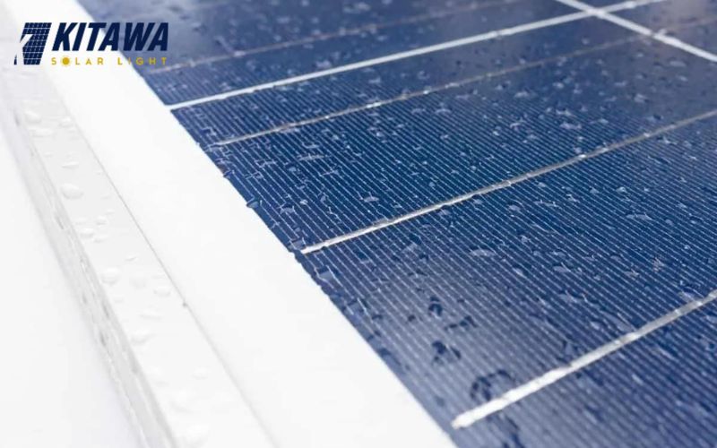 lau khô tấm pin khi trời mưa