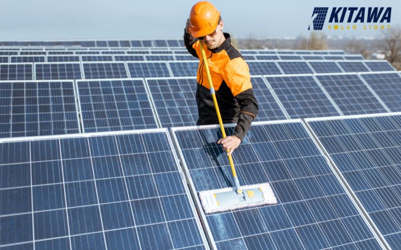 Vệ sinh tấm pin năng lượng mặt trời bị bẩn