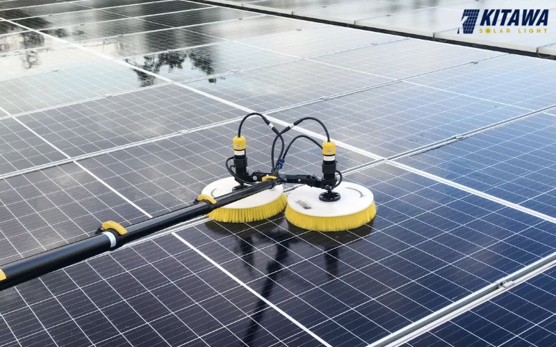 vệ sinh tấm pin bằng dụng cụ chuyên dụng