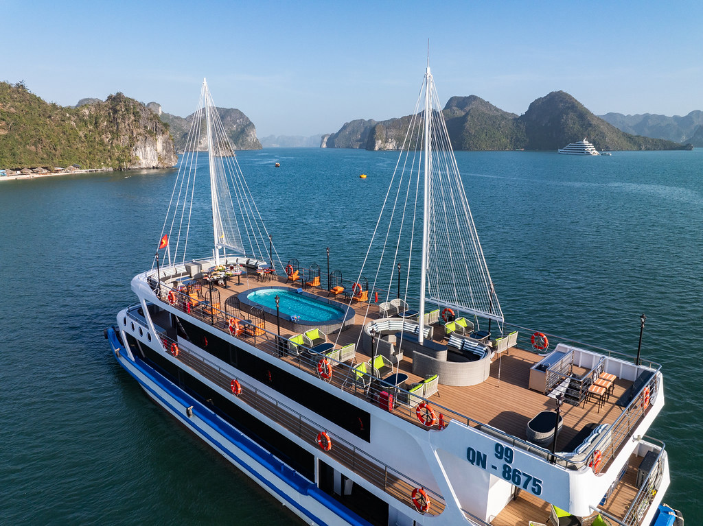 Lacasta Halong Bay Tour 럭셔리 라카스타 하롱베이 크루즈 당일 투어  [왕복 리무진- 입장권- 중식- 가이드 포함)
