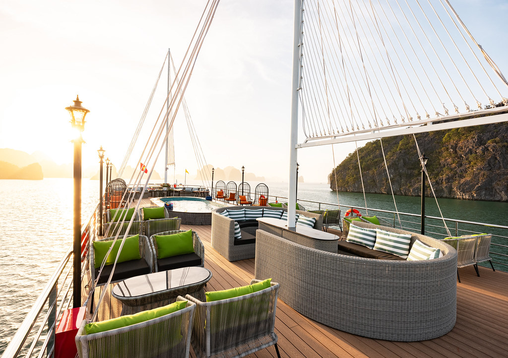 Lacasta Halong Bay Tour 럭셔리 라카스타 하롱베이 크루즈 당일 투어  [왕복 리무진- 입장권- 중식- 가이드 포함)