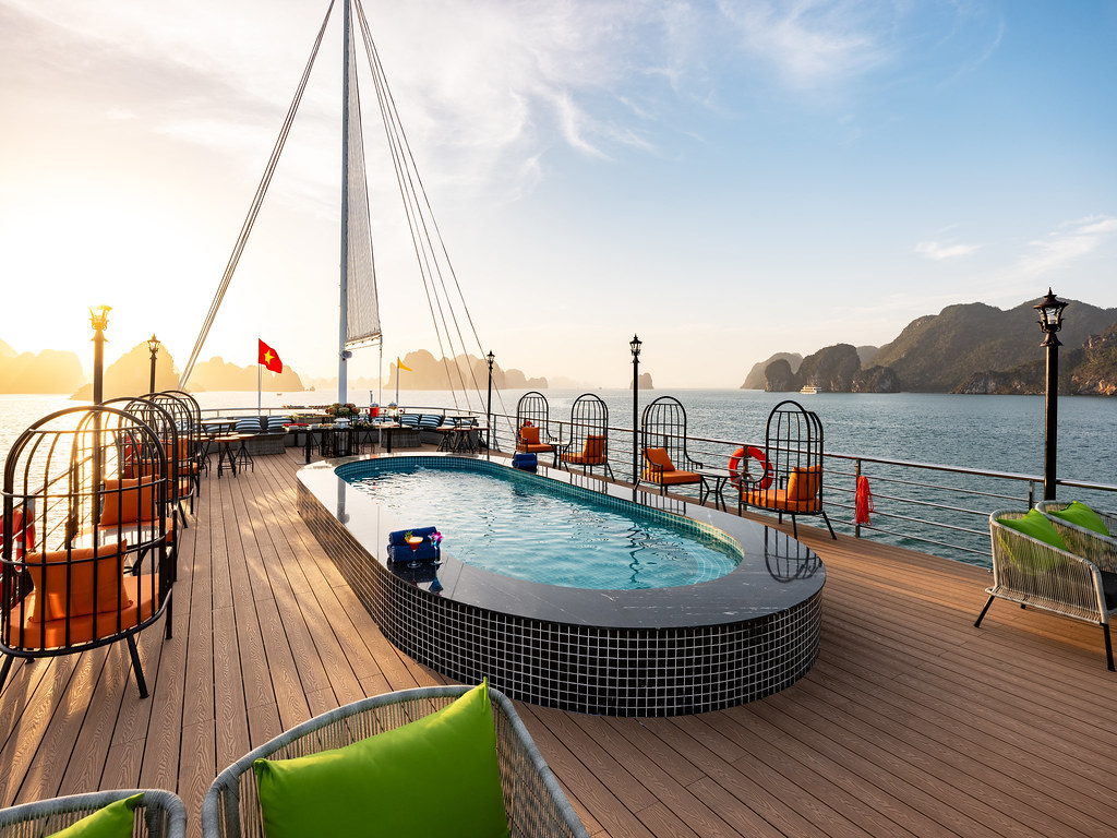 Lacasta Halong Bay Tour 럭셔리 라카스타 하롱베이 크루즈 당일 투어  [왕복 리무진- 입장권- 중식- 가이드 포함)