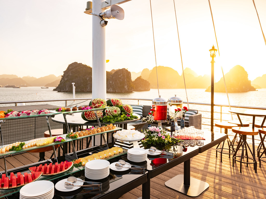 Lacasta Halong Bay Tour 럭셔리 라카스타 하롱베이 크루즈 당일 투어  [왕복 리무진- 입장권- 중식- 가이드 포함)