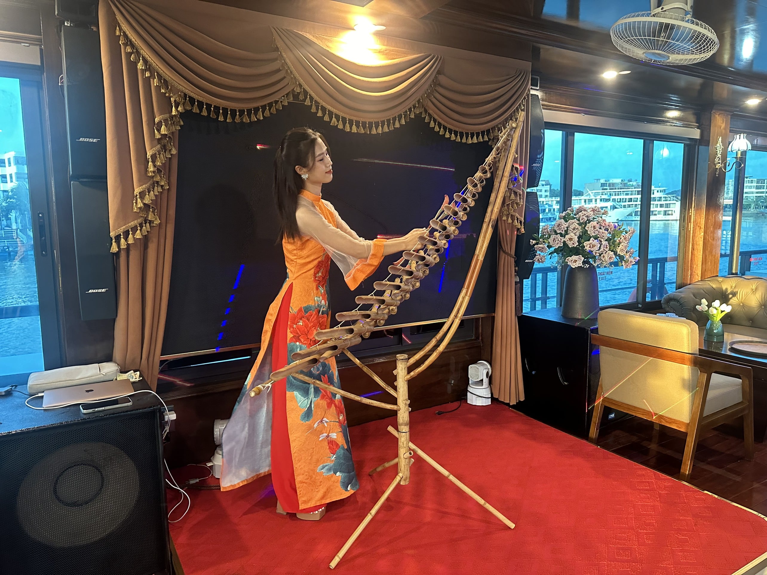 SONATA CRUISE 소나타 하롱베이 고급 크루즈 (리무진/ 버스- 입장권- 가이드- 중식 포함)