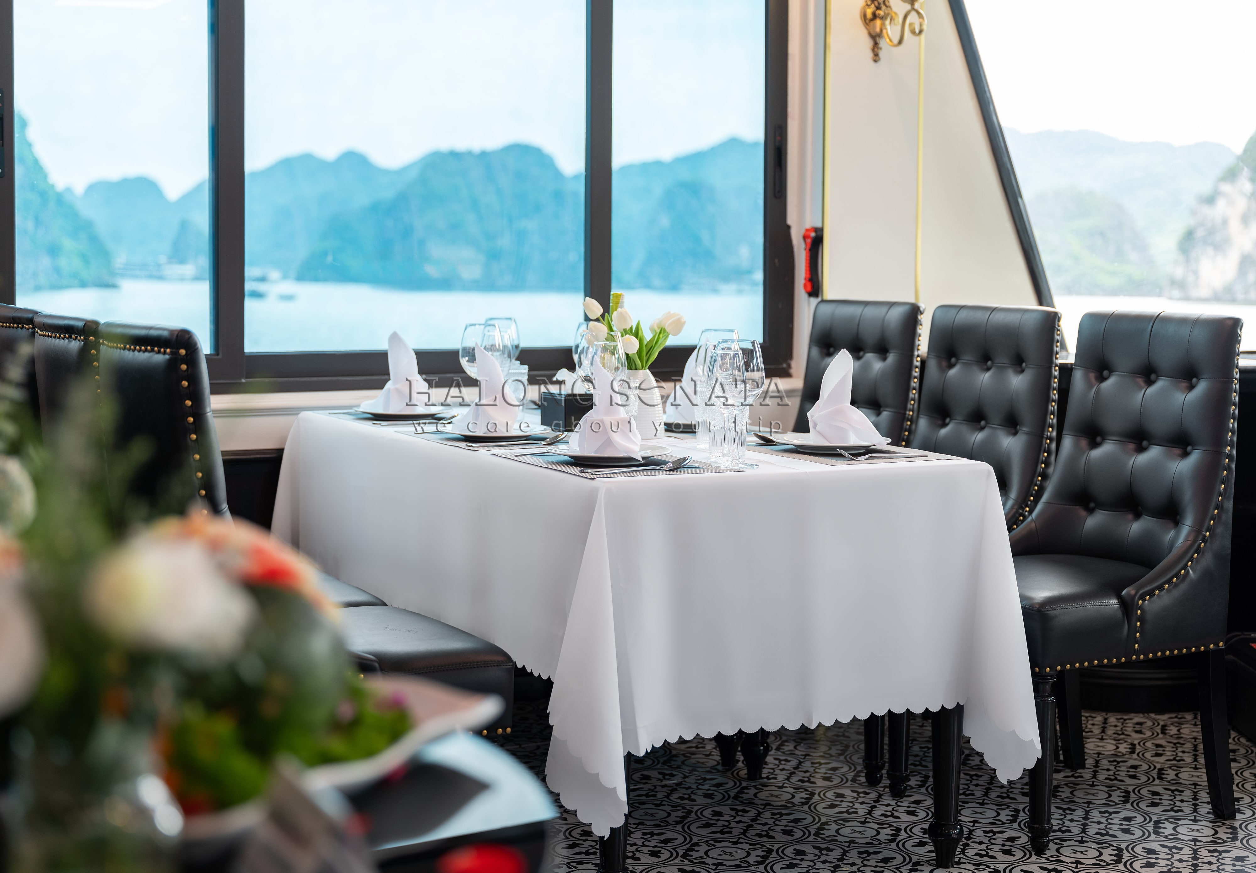 SONATA CRUISE 소나타 하롱베이 고급 크루즈 (리무진/ 버스- 입장권- 가이드- 중식 포함)