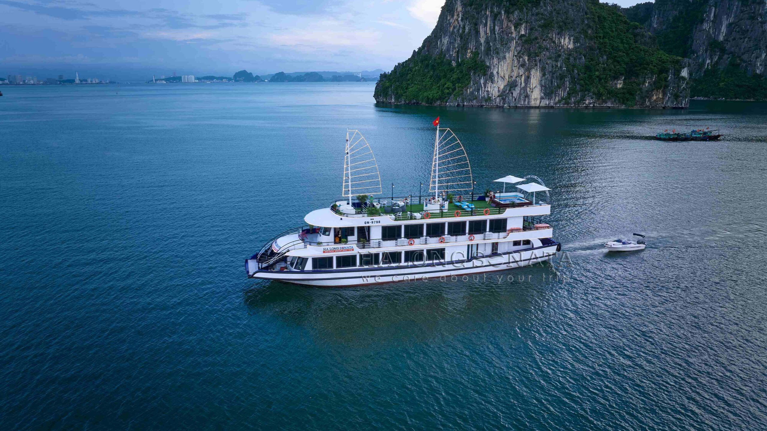 SONATA CRUISE 소나타 하롱베이 고급 크루즈 (리무진/ 버스- 입장권- 가이드- 중식 포함)