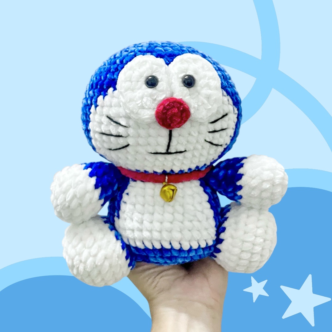 Doraemon móc len dáng ngồi có trang phục