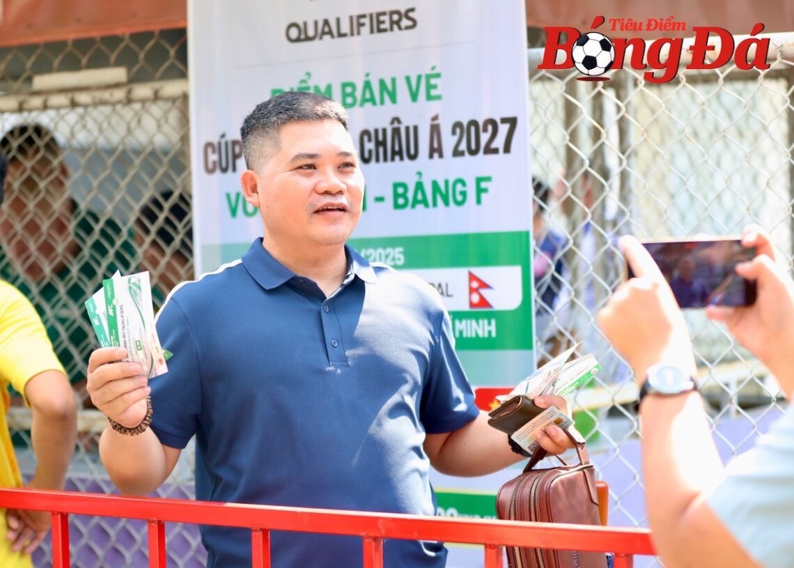 Phe vé hoạt động mạnh ngày mở bán vé xem ĐT Việt Nam gặp Nepal