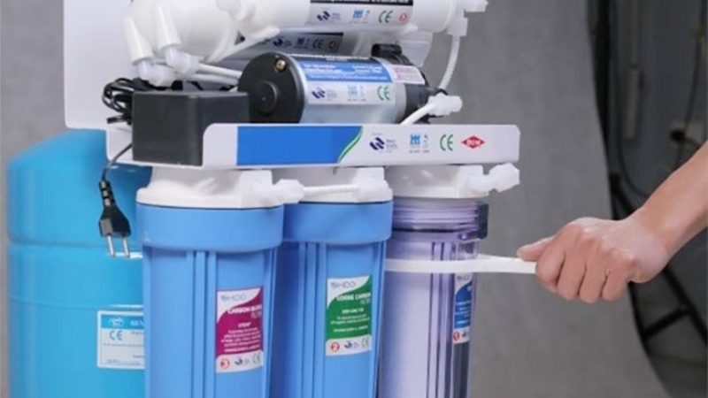 Tháo cốc lọc ra để lấy lõi dơ sau đó vệ sinh cốc và cho lõi mới vào