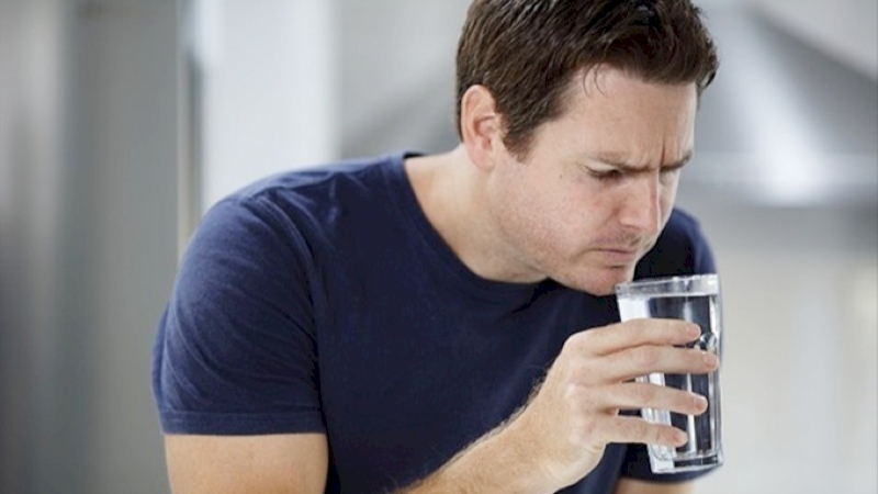 Nước có mùi lạ, mùi tanh hoặc mùi hôi nhẹ