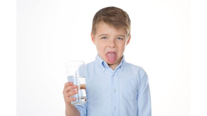 Nước có vị lạ, chát, đắng hoặc khó uống