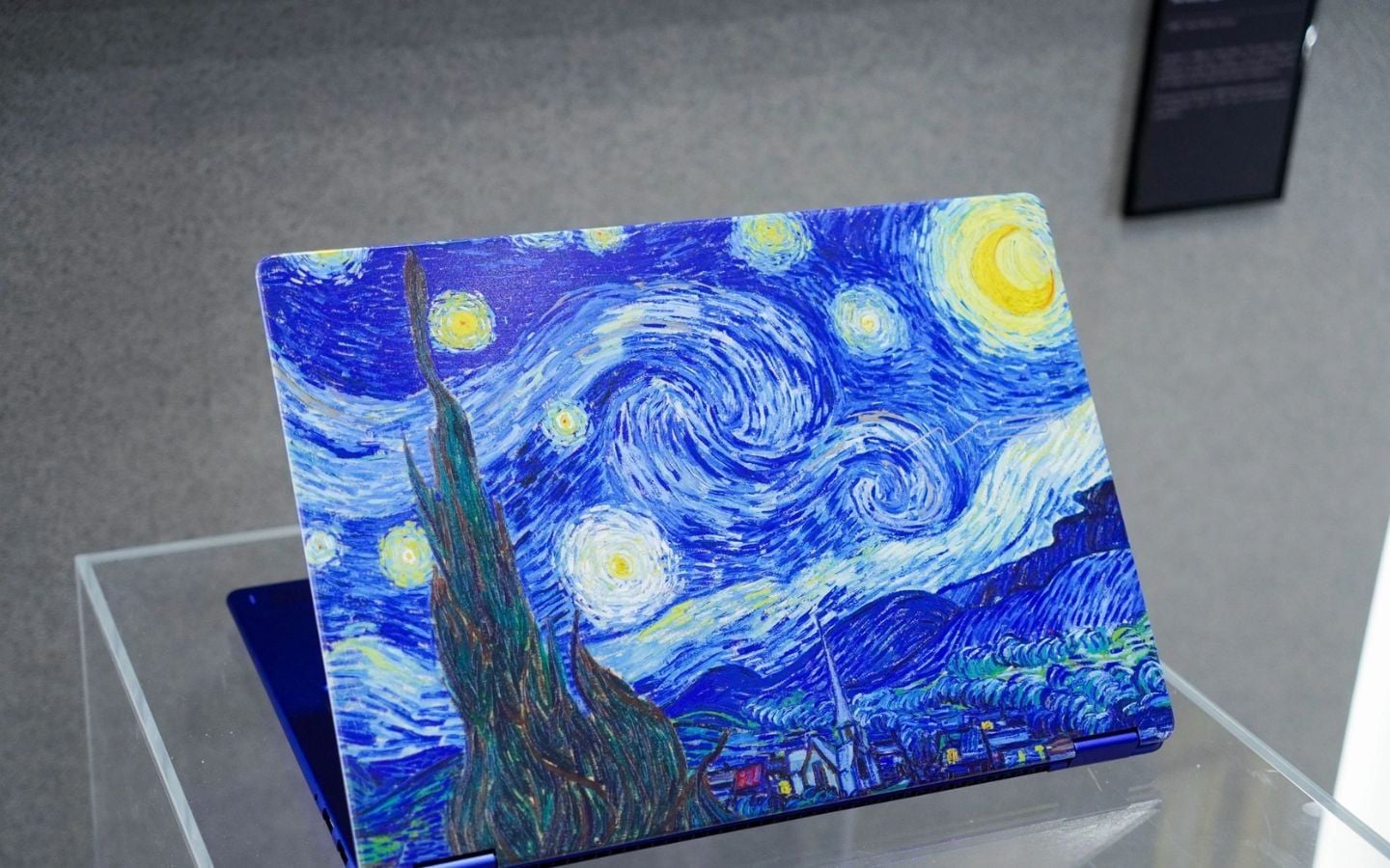 Laptop MSI Prestige 14 Flip AI+ Vincent Van Gogh Edition Starry Night Over the Rhône - 260VN