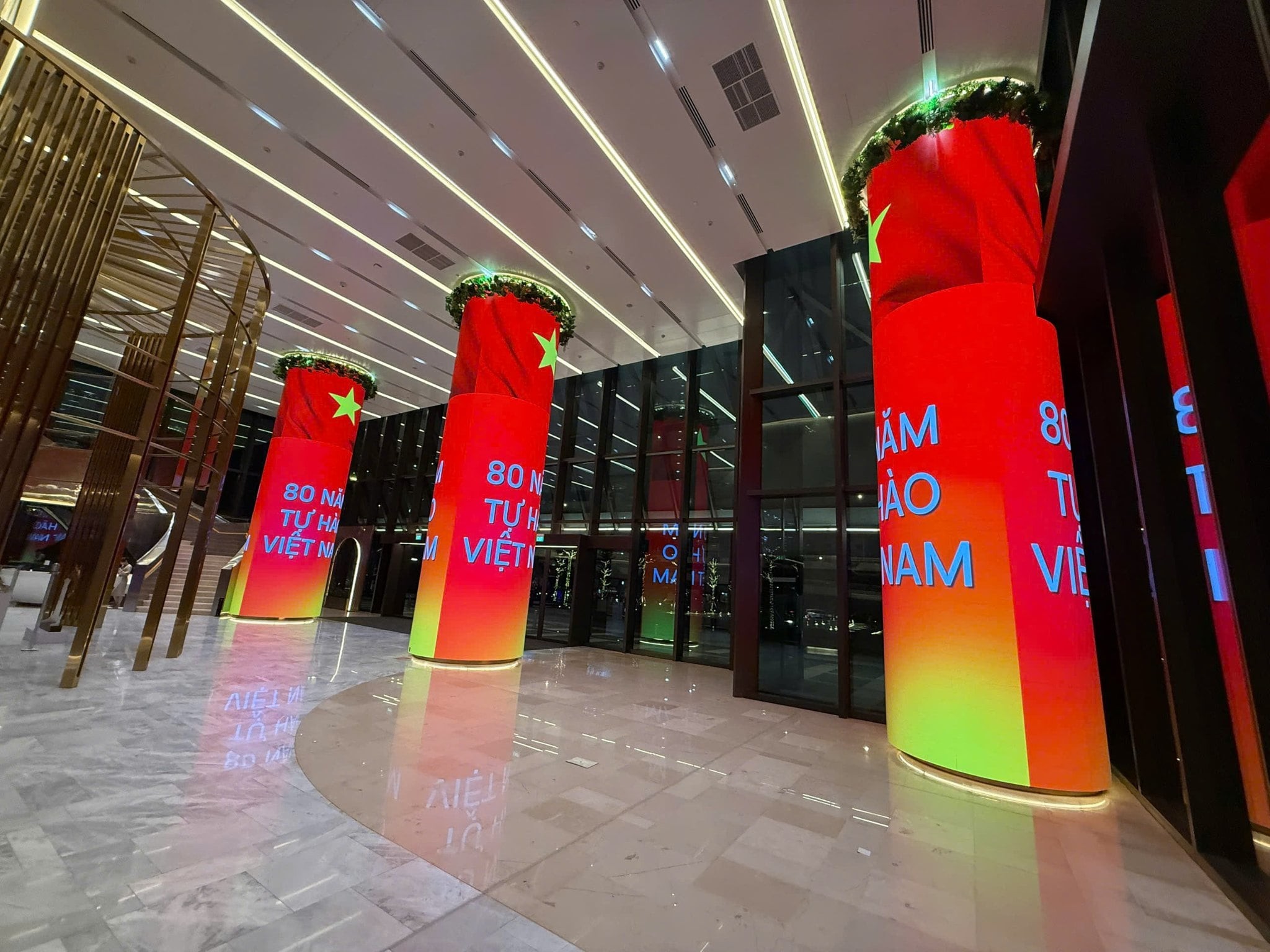 3 Trụ LED AV Master Group tại sảnh chính Grand Marina Saigon