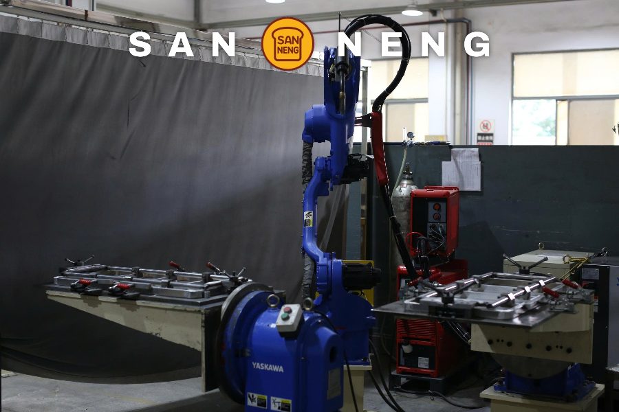 Robot hàn tự động trong nhà máy Sanneng
