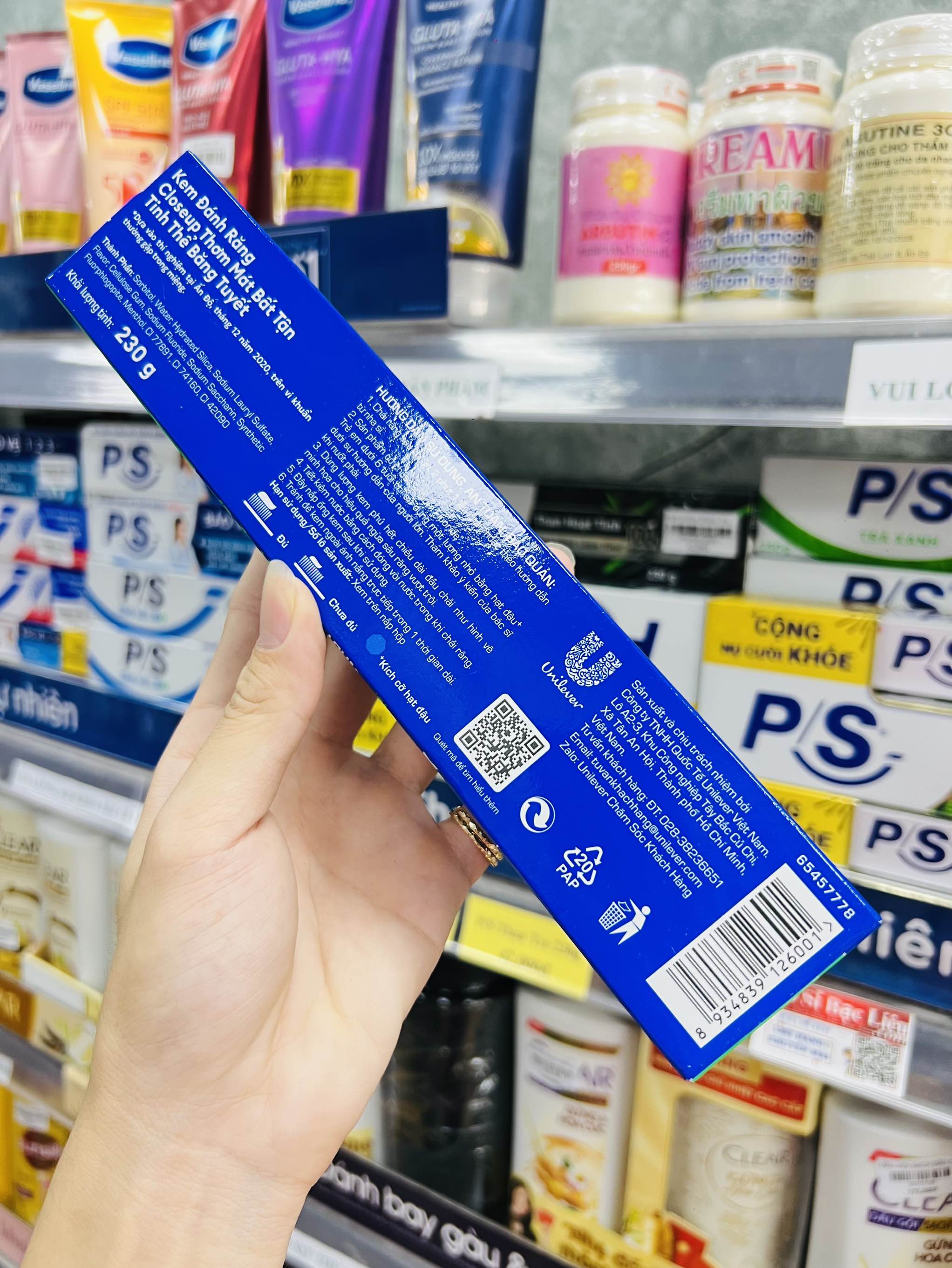 KEM ĐÁNH RĂNG CLOSEUP 230g BĂNG TUYẾT