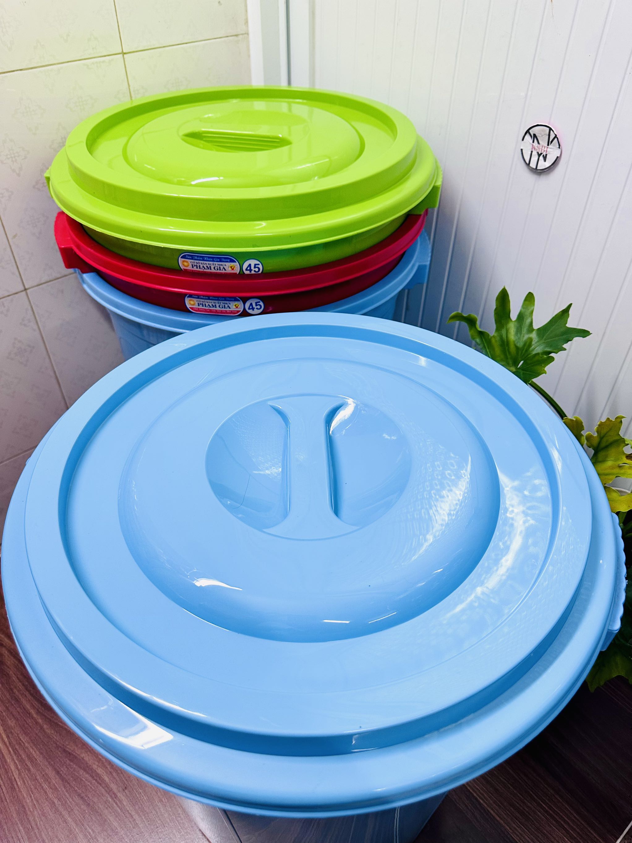 THÙNG XÔ NHỰA CÓ NẮP 45L CTY PHẠM GIA (5)
