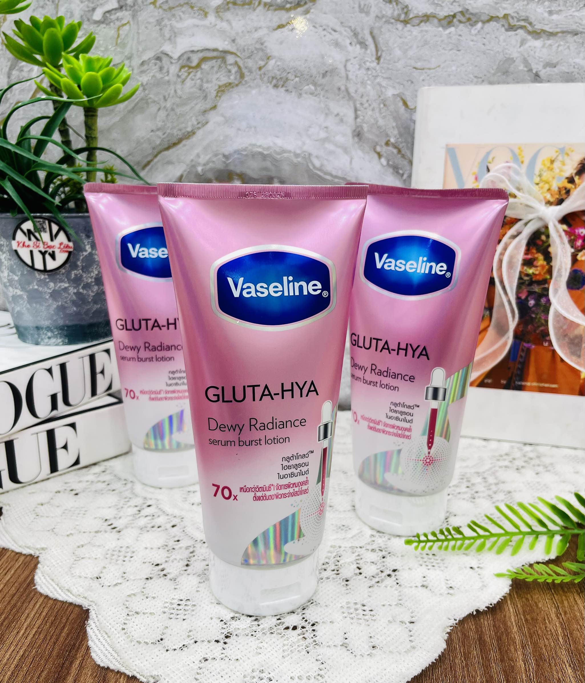Sữa Dưỡng Thể VASELINE GLUTA-HYA Hồng 70X Dưỡng Da Sáng Rạng Rỡ 300ml (Ko áp dụng giảm 10%)