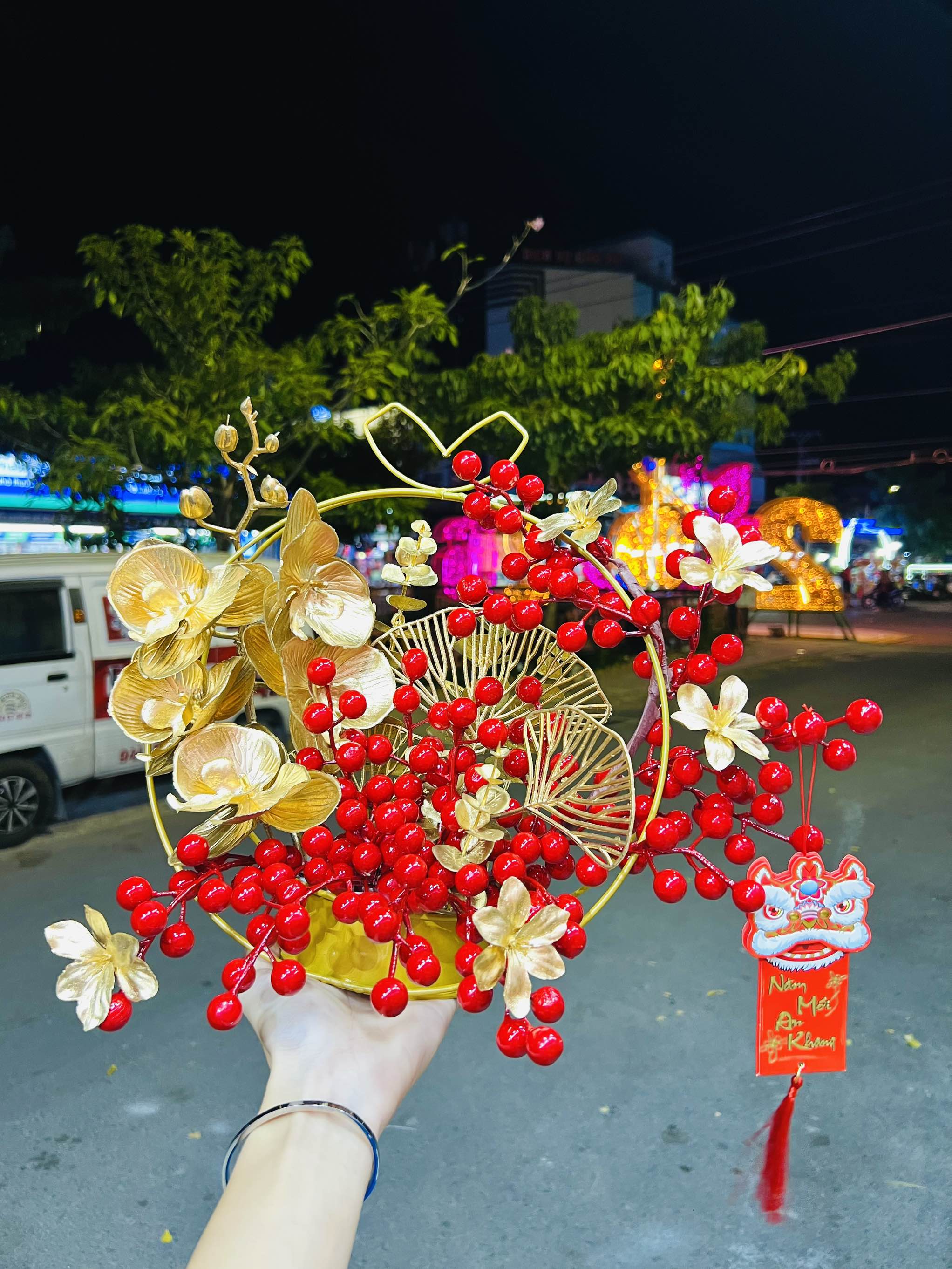 CHẬU GIỎ BẰNG SẮT , CẮM MIX ĐÀO ĐÔNG DECOR TRƯNG TÊT 149K