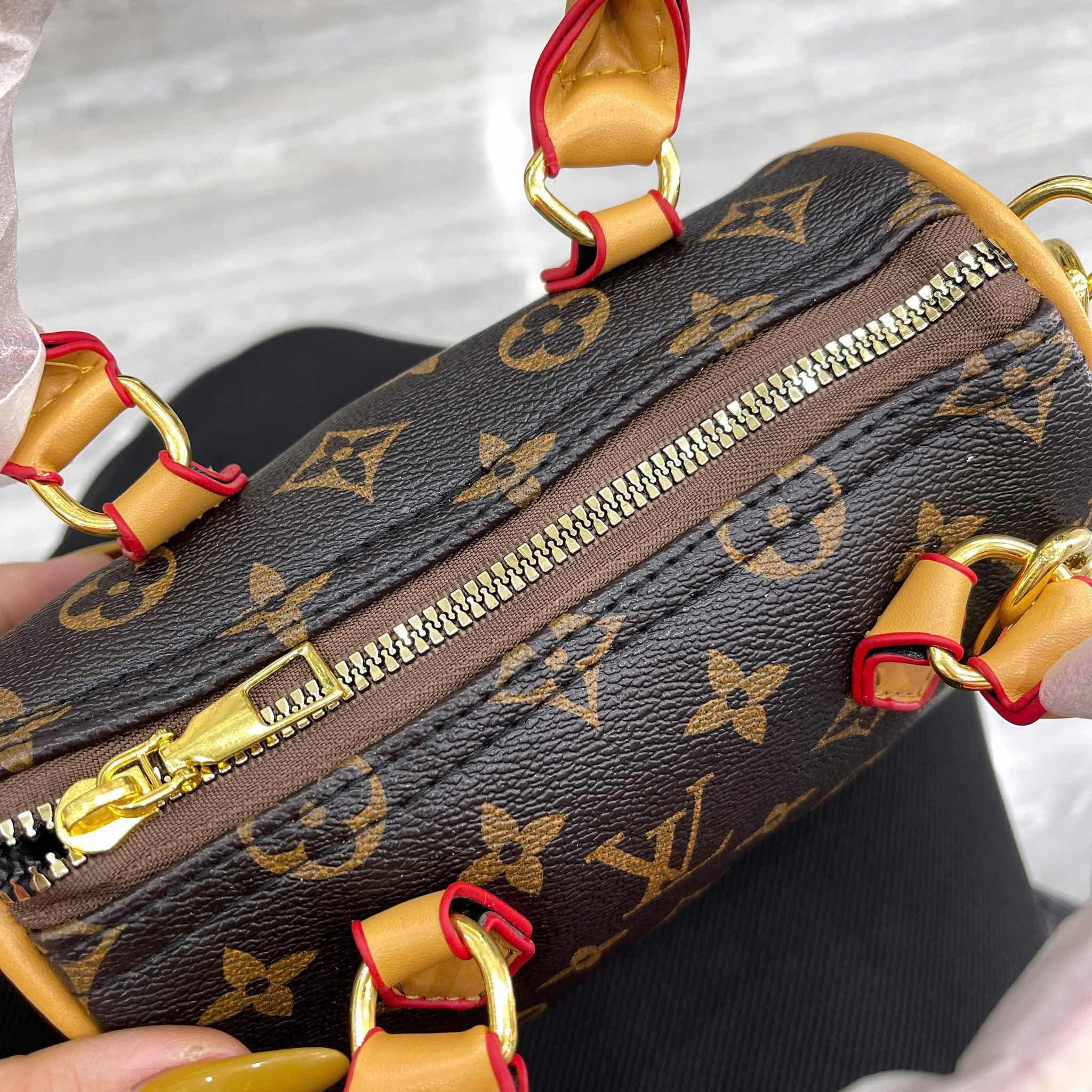 TÚI TRỐNG LV CHARM HỒNG (10)