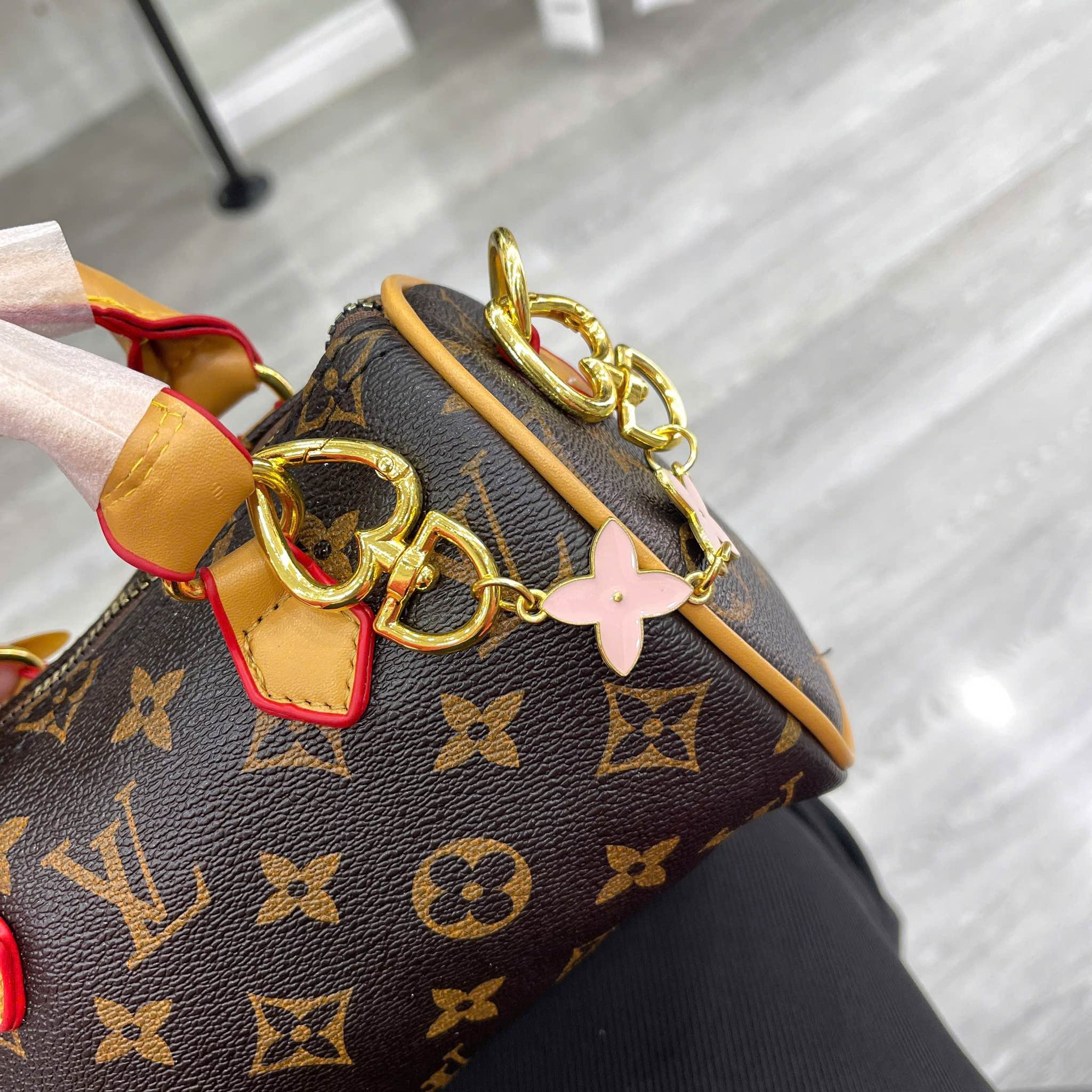 TÚI TRỐNG LV CHARM HỒNG (10)