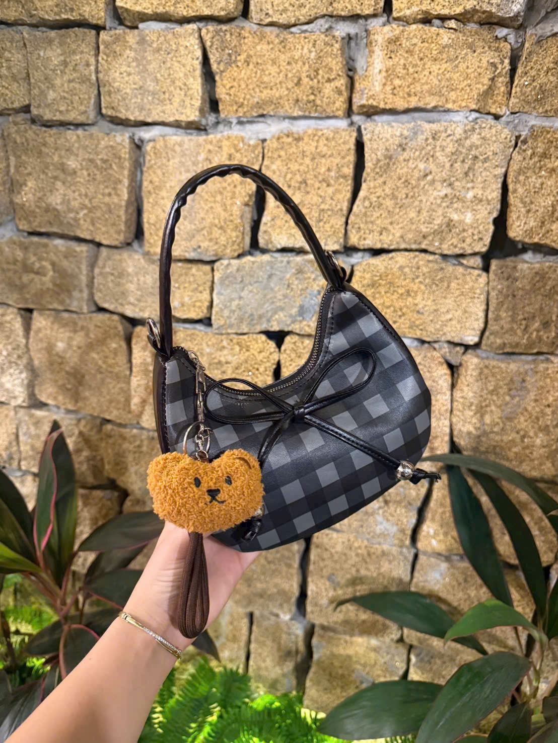 TÚI KẸP NÁCH CARO NƠ KÈM GẤU (10)