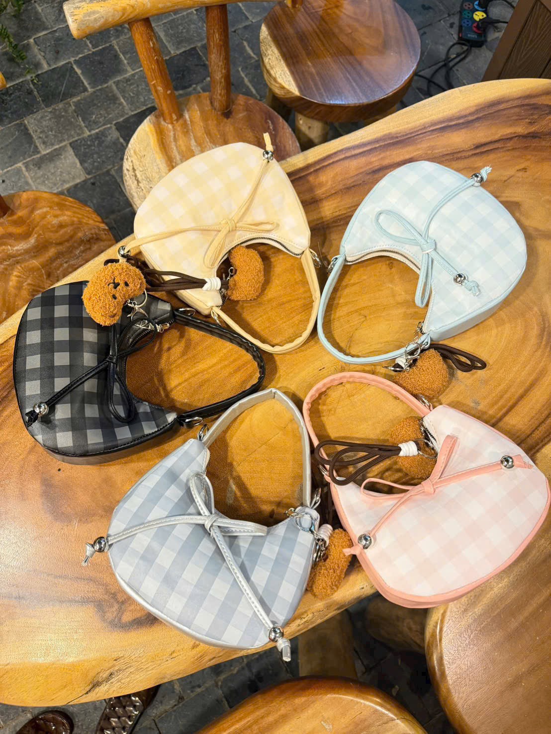 TÚI KẸP NÁCH CARO NƠ KÈM GẤU (10)