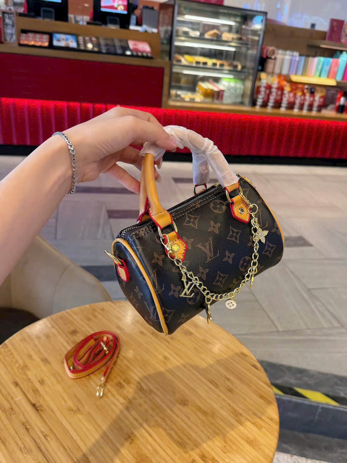 TÚI TRỐNG LV CHARM XÍCH (10)