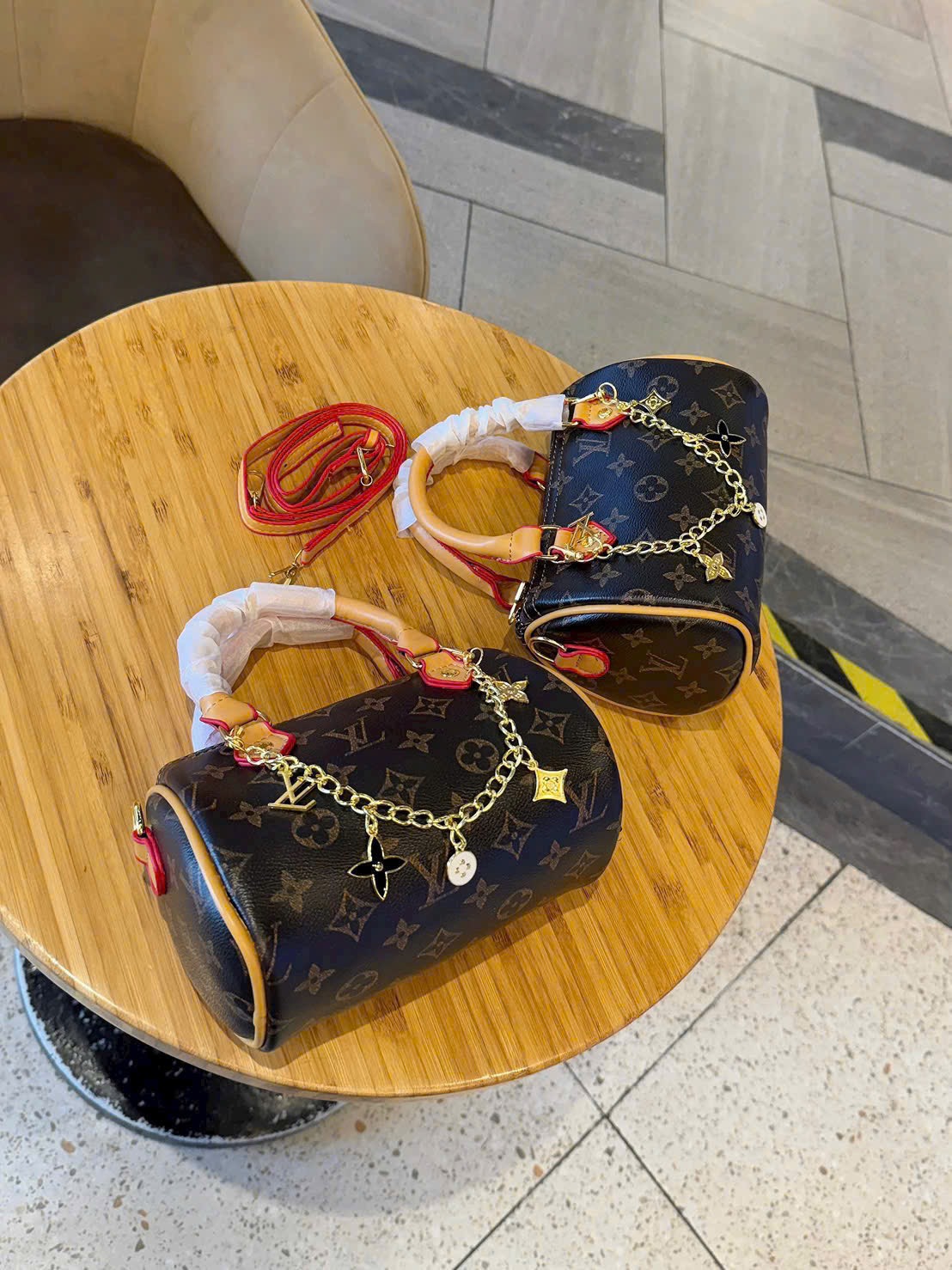 TÚI TRỐNG LV CHARM XÍCH (10)