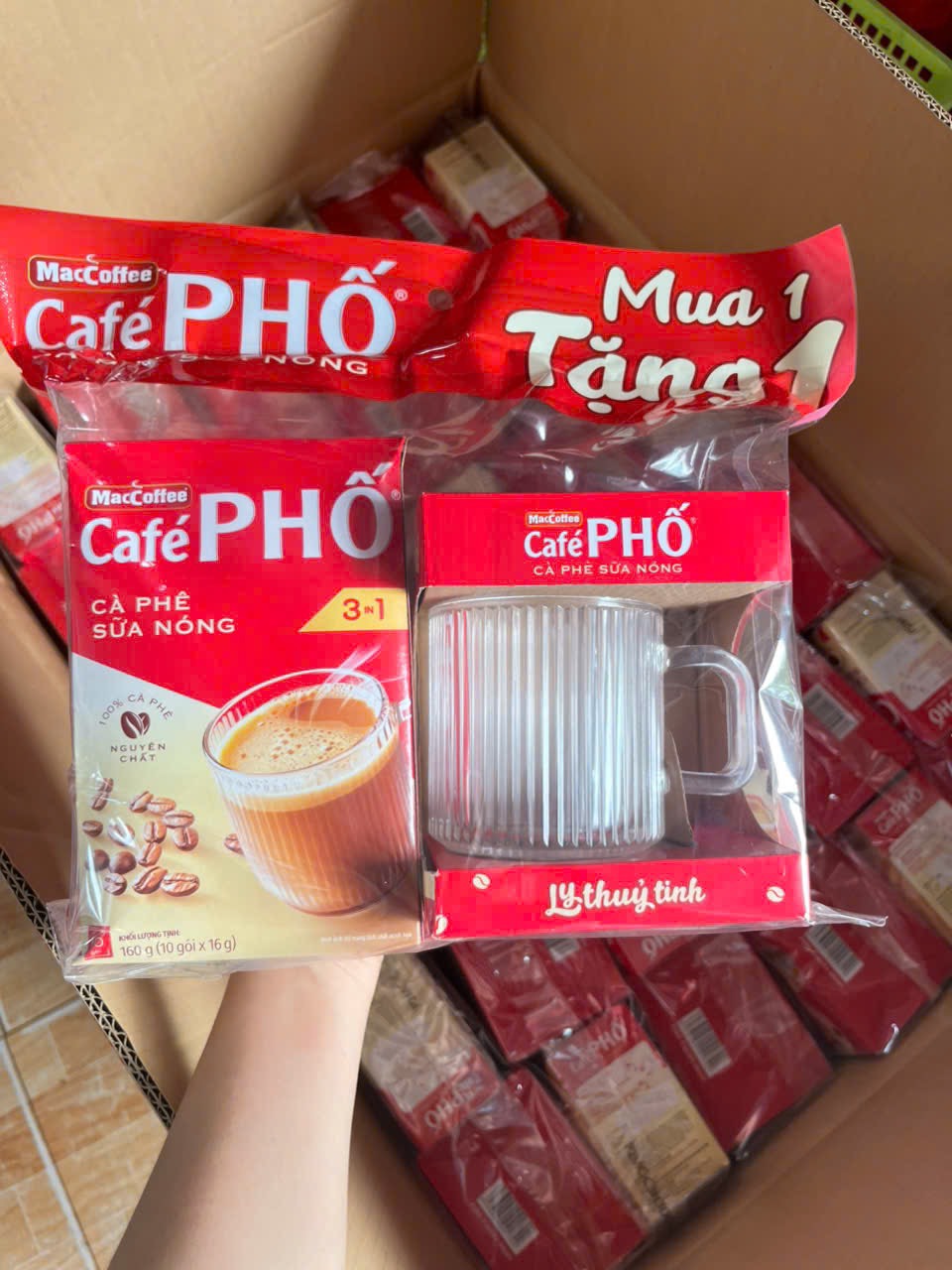 HỘP 10 GÓI CAFE PHỐ NÓNG ( CAFE SỮA ) TẶNG KÈM LY THUỶ TINH LỚN (2)