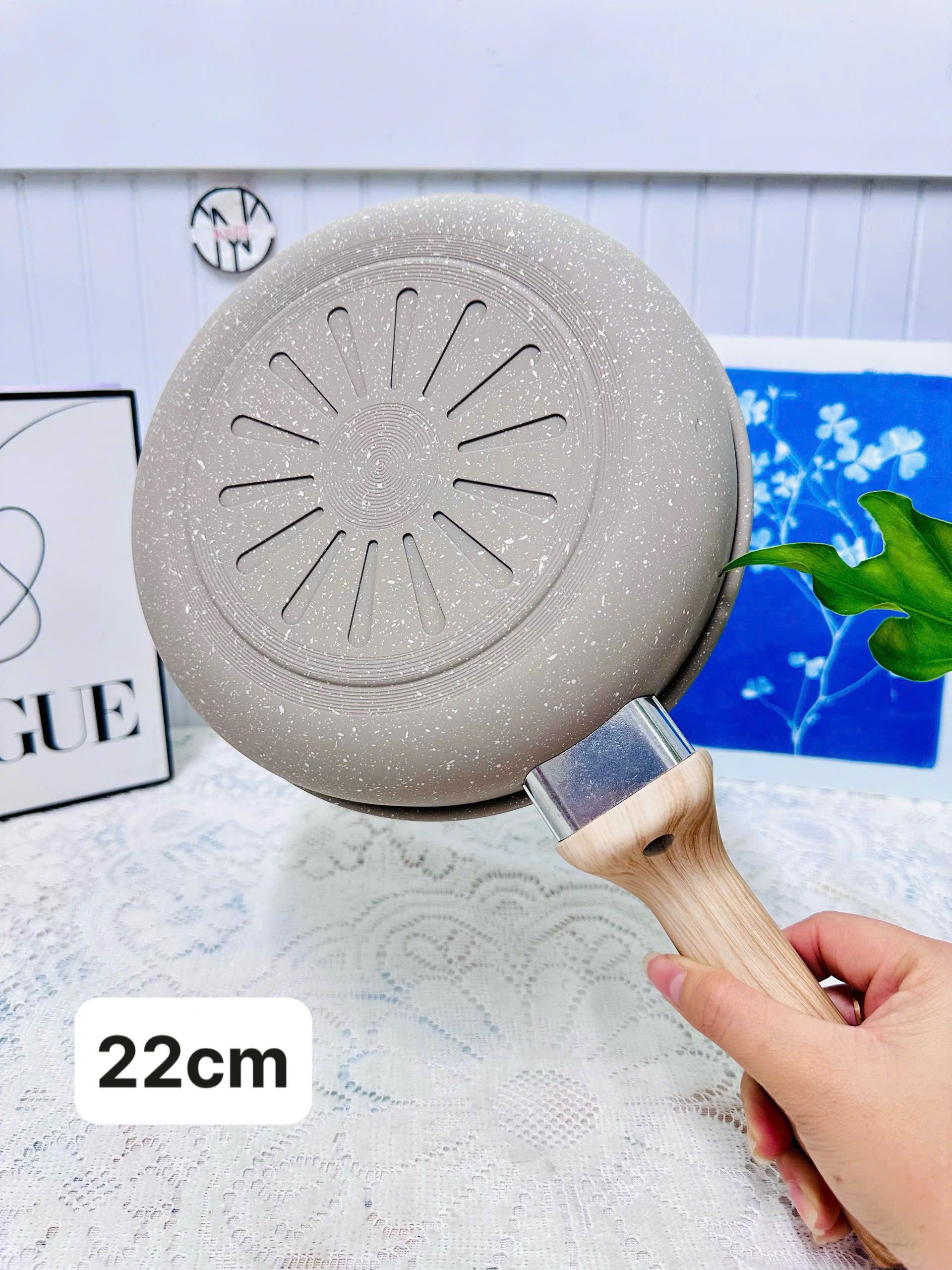 CHẢO VÂN ĐÁ CÁN GỖ 22cm XỊN (12)