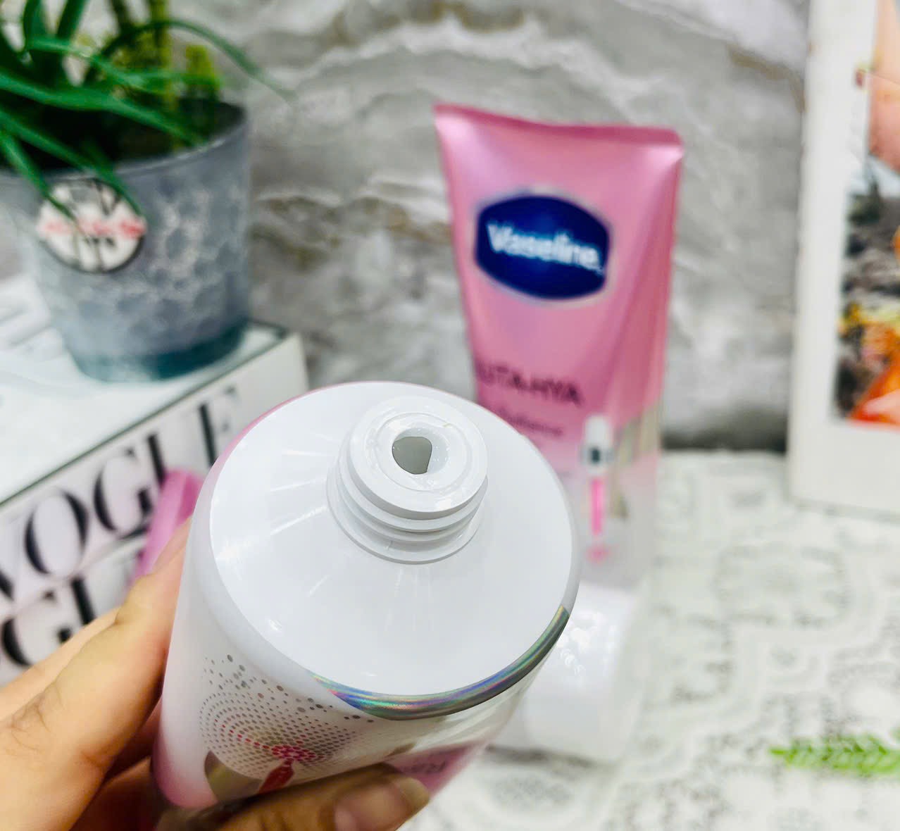 Sữa Dưỡng Thể VASELINE GLUTA-HYA Hồng 70X Dưỡng Da Sáng Rạng Rỡ 300ml (Ko áp dụng giảm 10%)