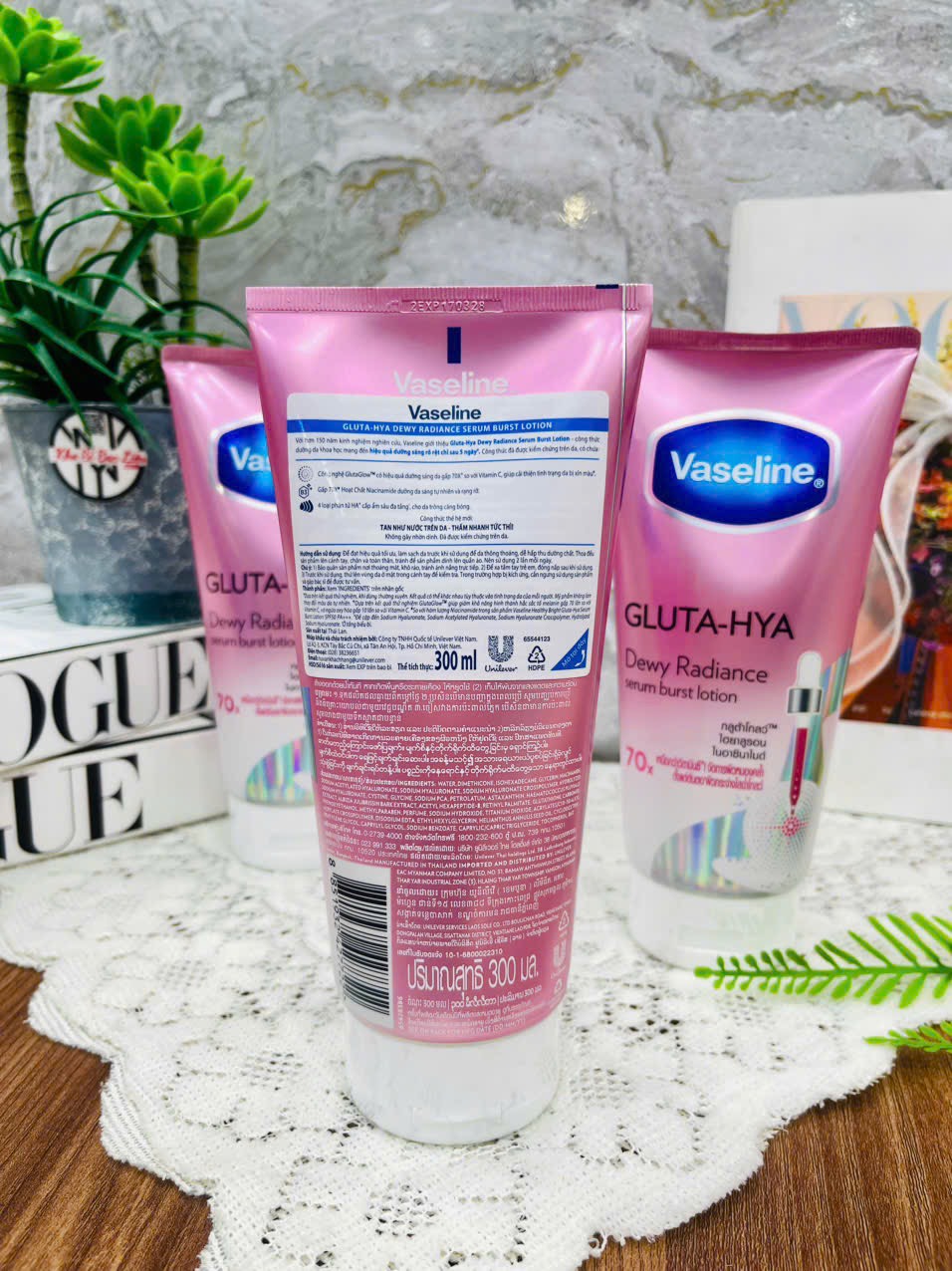 Sữa Dưỡng Thể VASELINE GLUTA-HYA Hồng 70X Dưỡng Da Sáng Rạng Rỡ 300ml (Ko áp dụng giảm 10%)