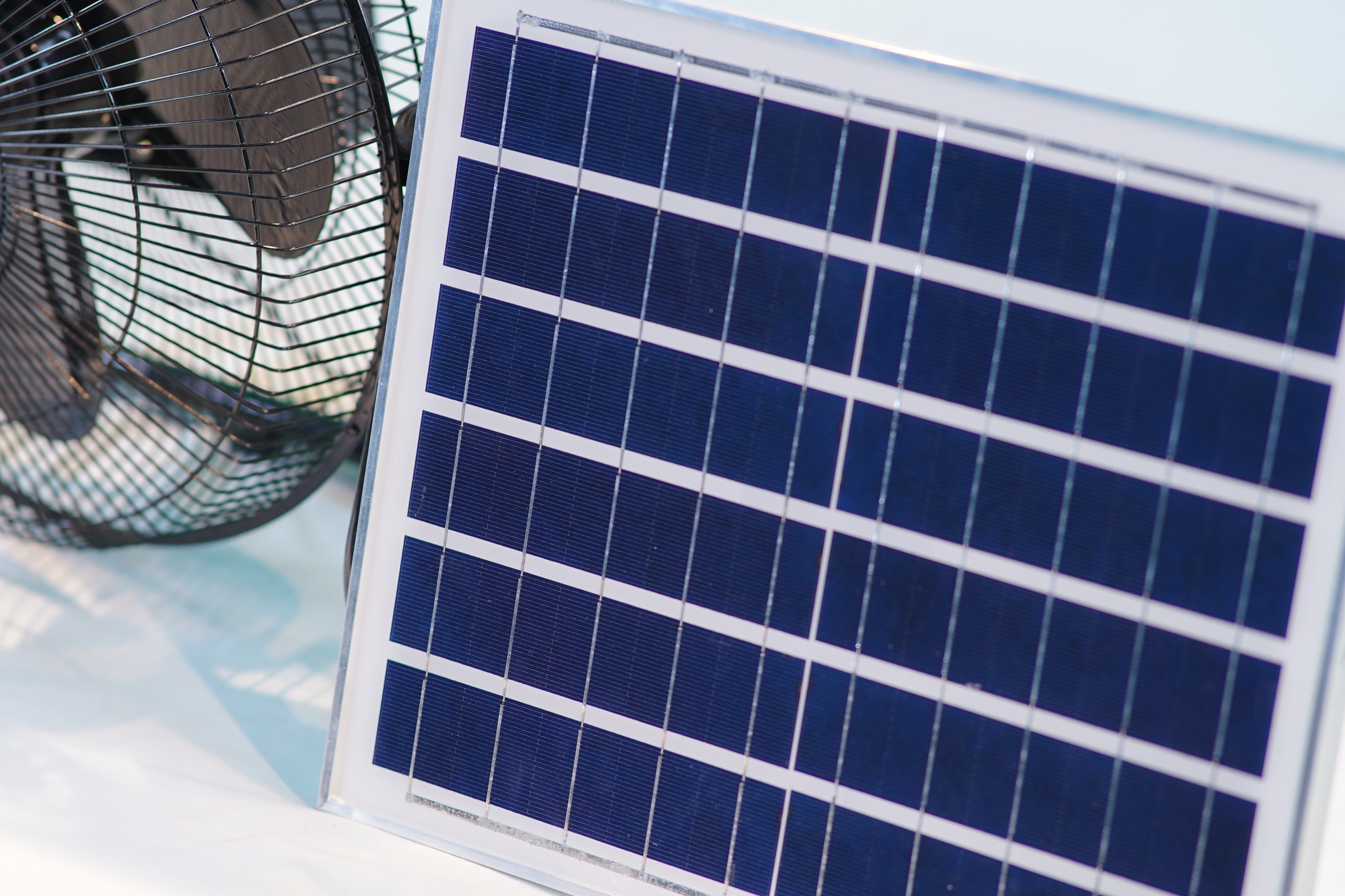 Quạt tích điện năng lượng mặt trời chân quỳ 15w | Hàng chính hãng