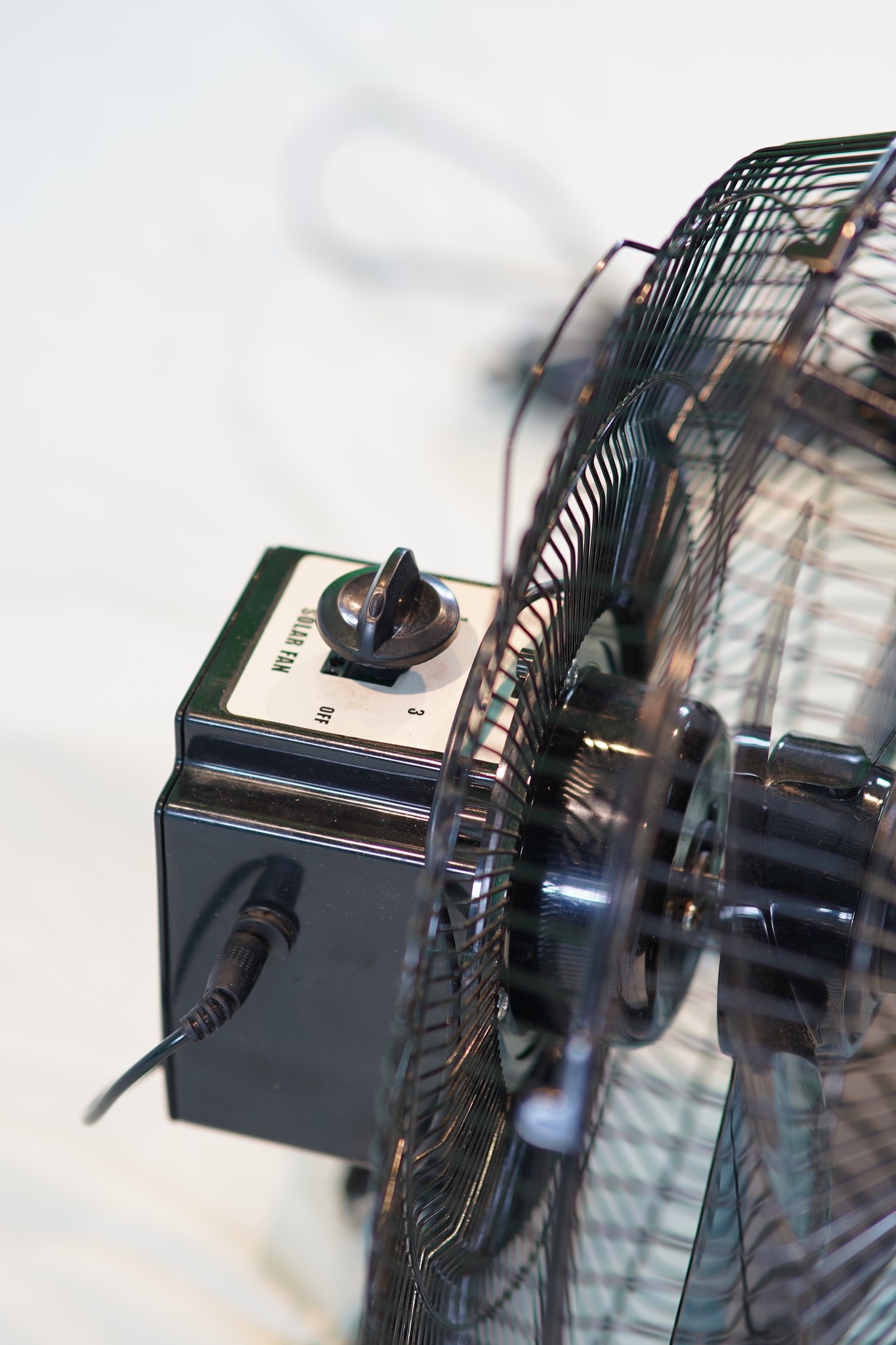 Quạt tích điện năng lượng mặt trời chân quỳ 15w | Hàng chính hãng