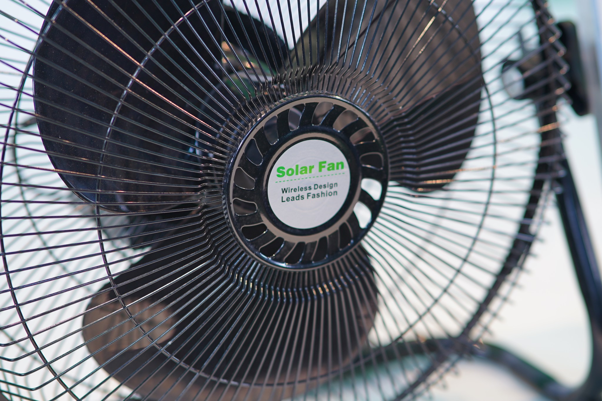 Quạt tích điện năng lượng mặt trời chân quỳ 15w | Hàng chính hãng