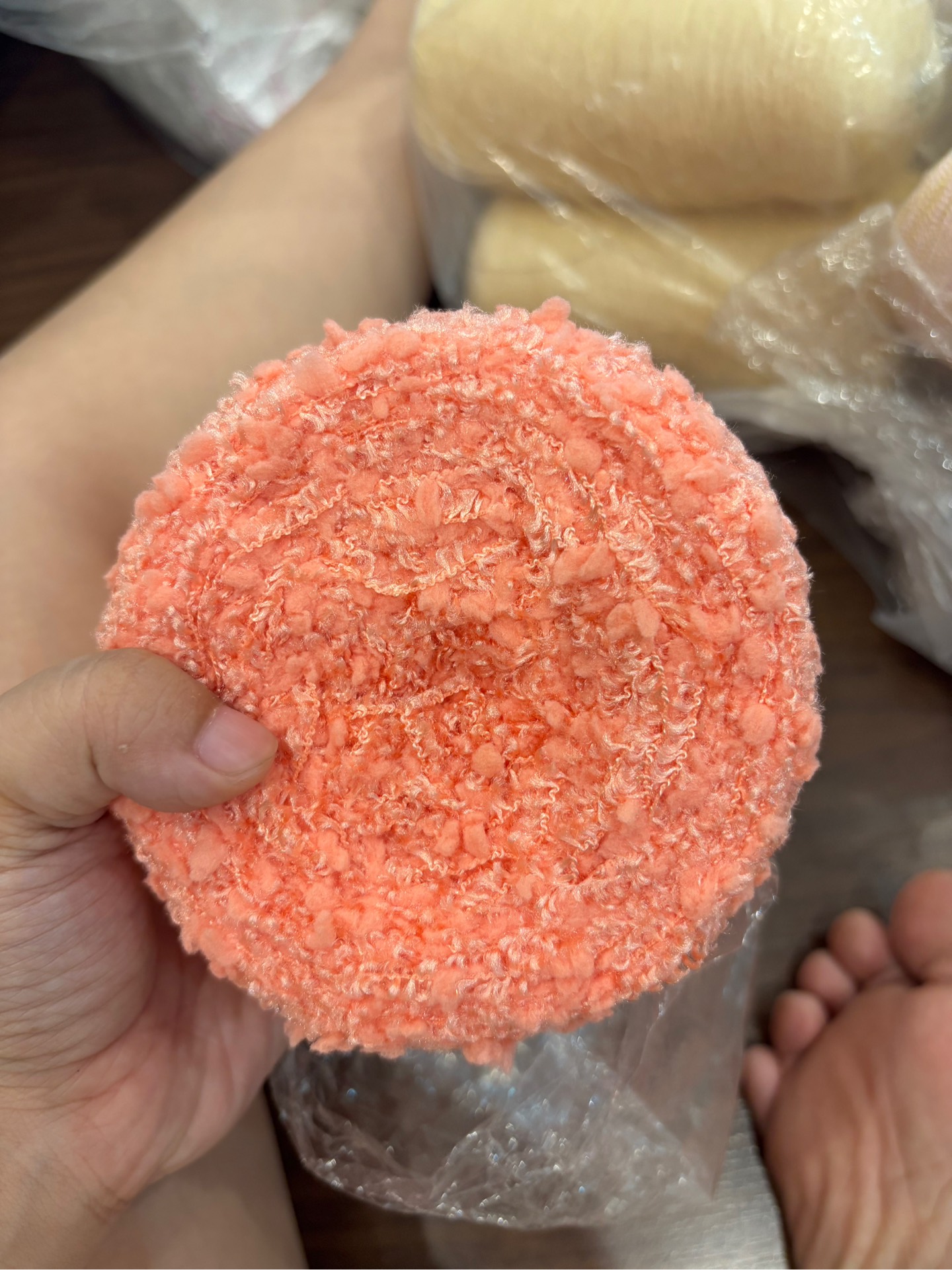 Combo 2 cuộn len xoăn lạ mắt màu hồng đào
