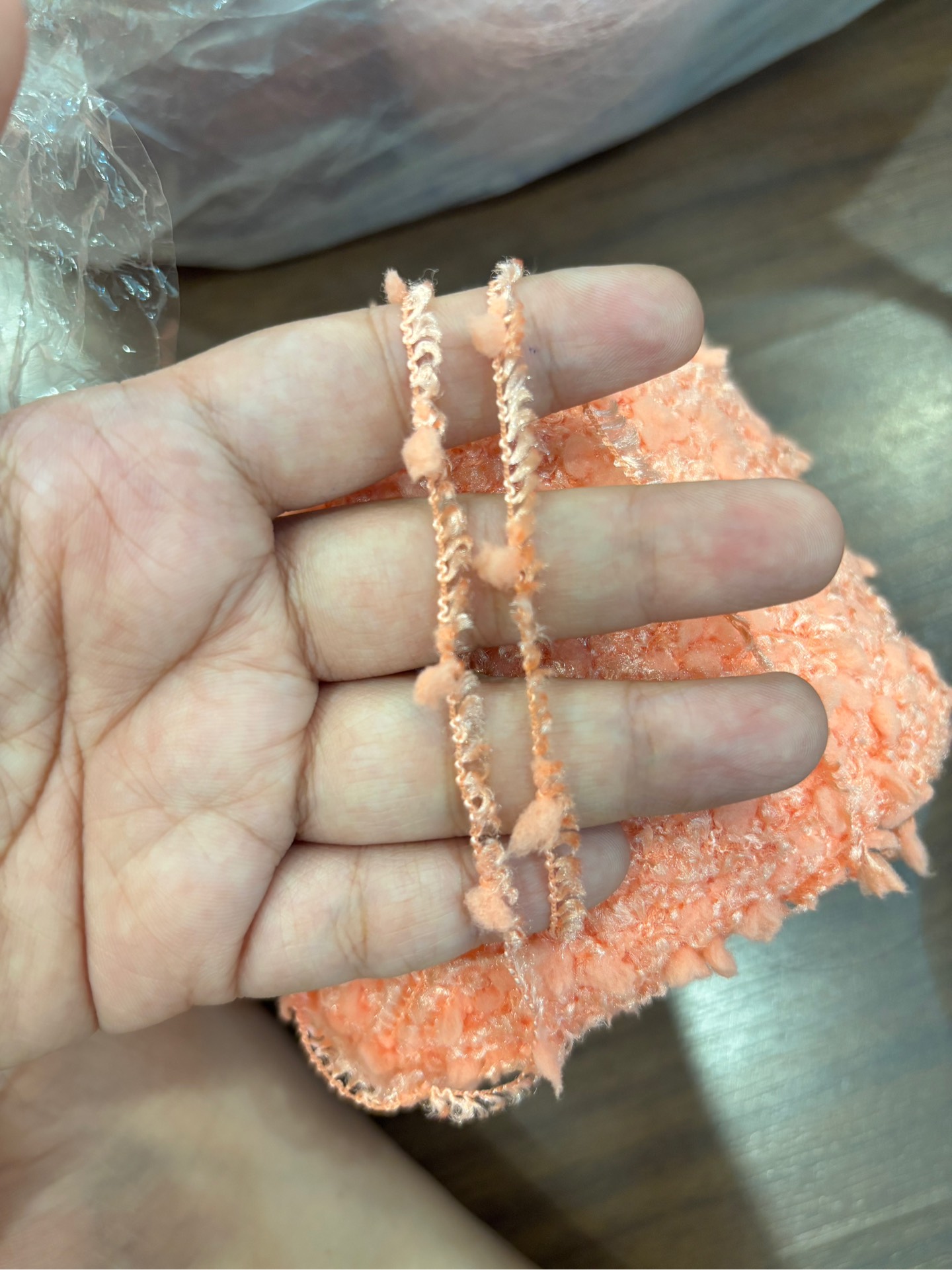 Combo 2 cuộn len xoăn lạ mắt màu hồng đào