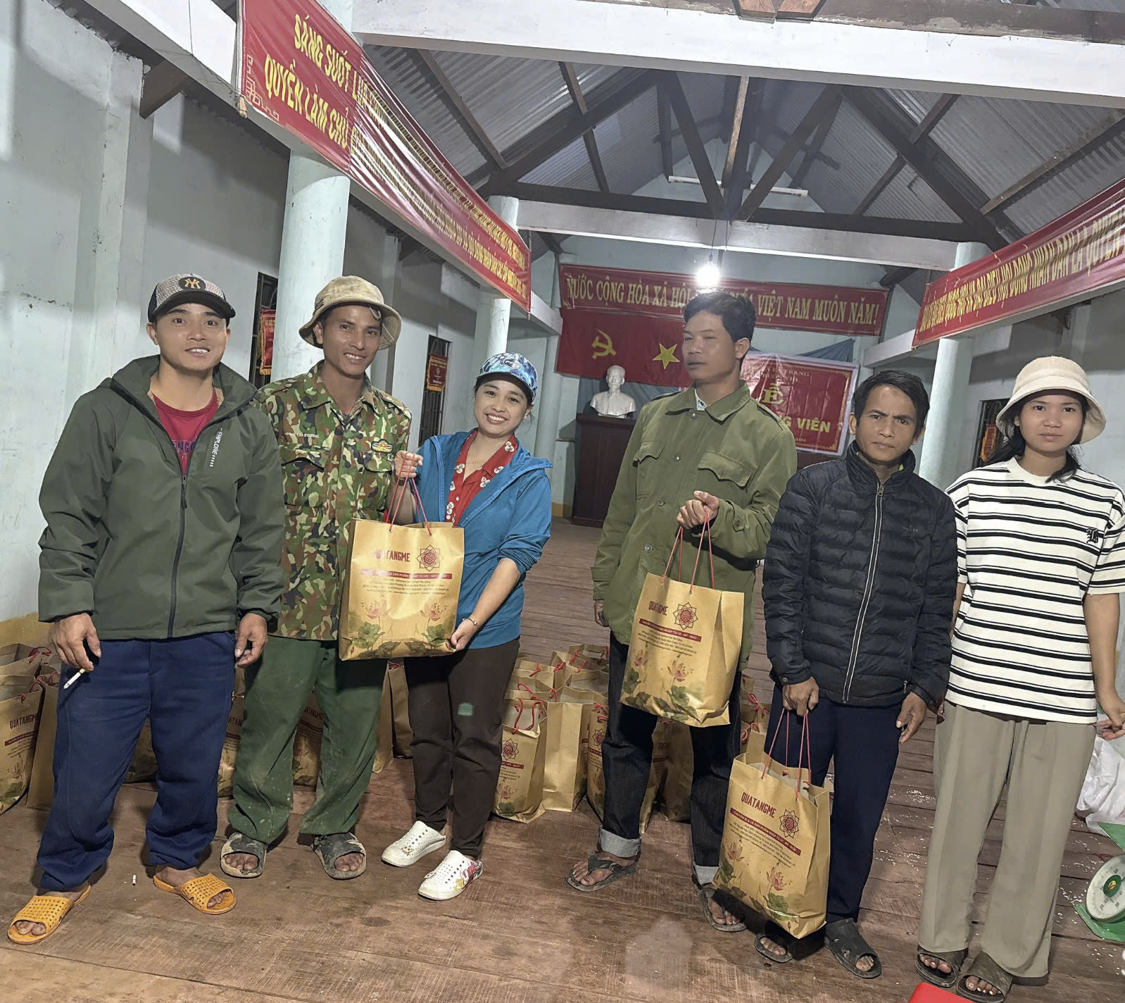 Tặng quà Tết cho Buôn Thi - Ea Trang - MĐrăk - Đăk Lăk