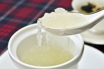 Vì sao sợi yến chưng sẵn có màu vàng ngà đến vàng nâu? Vì sao có sản phẩm không thấy sợi yến hoặc sợi yến màu trắng?