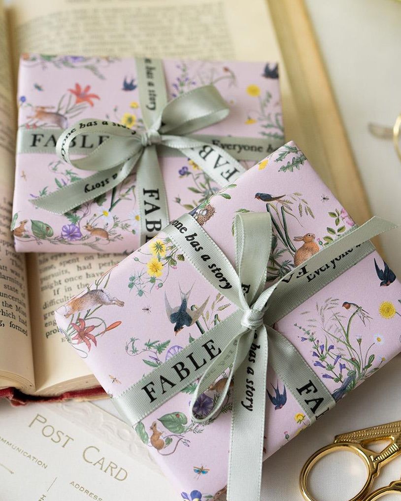 Nghệ Thuật Gói Quà: Cách Lựa Chọn Giấy Gói Và Phụ Kiện Phù Hợp