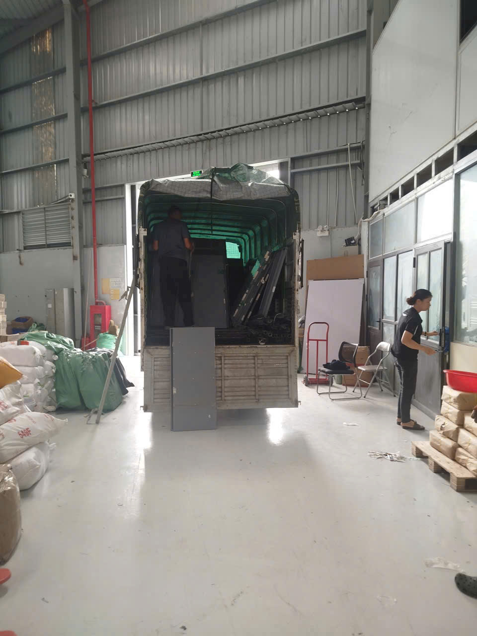 Hỗ trợ bốc dỡ hàng hóa