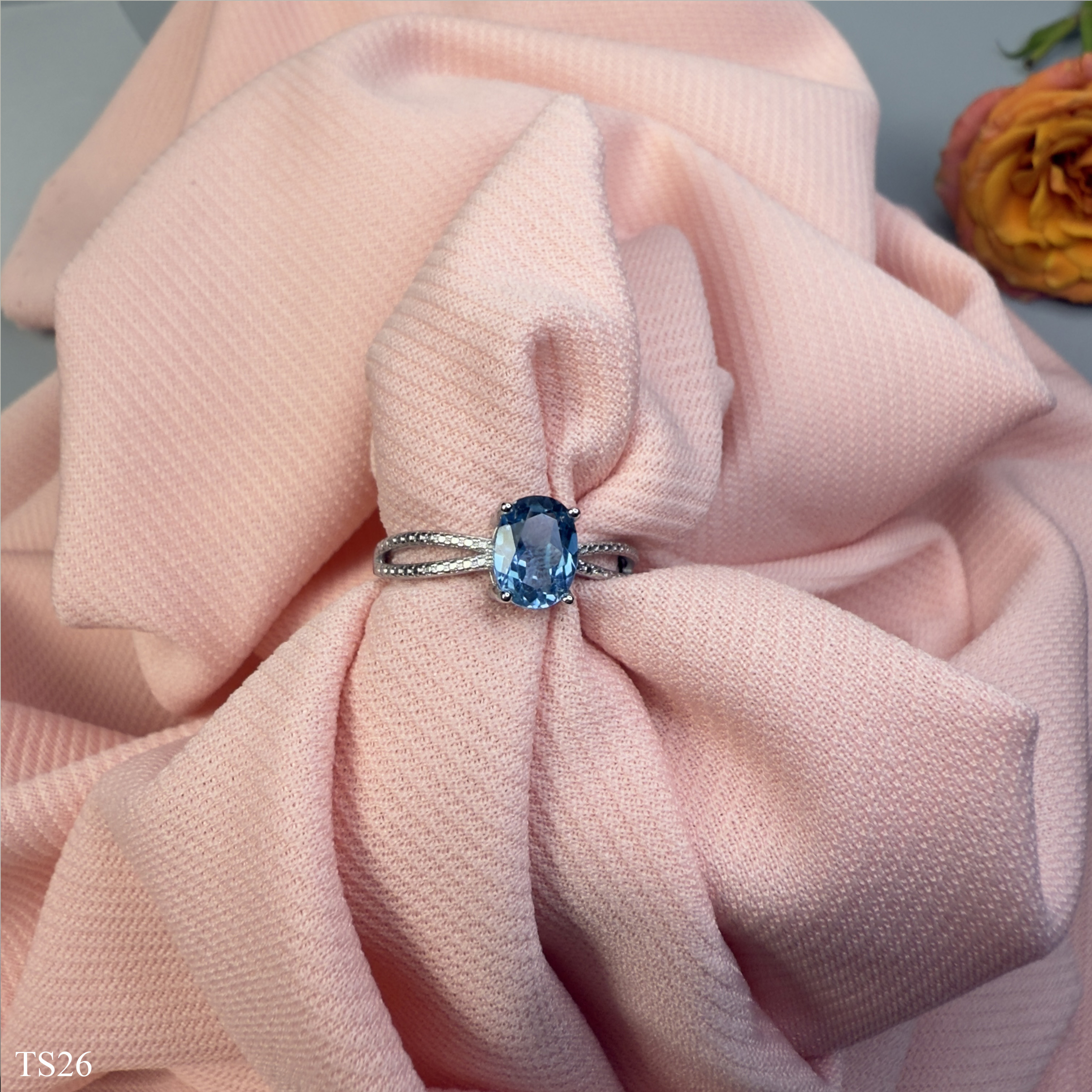 Nhẫn Nữ Topaz Xanh Dương Hình Oval Cắt Giác Facet